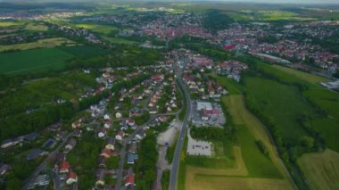 Almanya 'daki eski bir şehir merkezinin havadan görünüşü, güneşli bir bahar gününde Bavyera