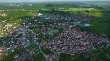 Almanya 'daki eski bir şehir merkezinin havadan görünüşü, güneşli bir bahar gününde Bavyera