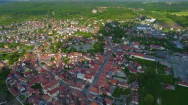 Almanya 'daki eski bir şehir merkezinin havadan görünüşü, güneşli bir bahar gününde Bavyera