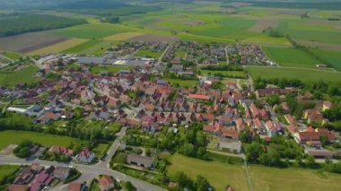 Almanya 'daki eski bir şehir merkezinin havadan görünüşü, güneşli bir bahar gününde Bavyera