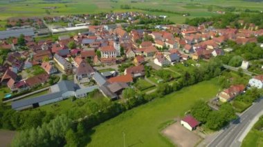 Almanya 'daki eski bir şehir merkezinin havadan görünüşü, güneşli bir bahar gününde Bavyera
