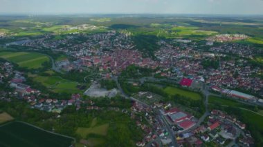 Almanya 'daki eski bir şehir merkezinin havadan görünüşü, güneşli bir bahar gününde Bavyera