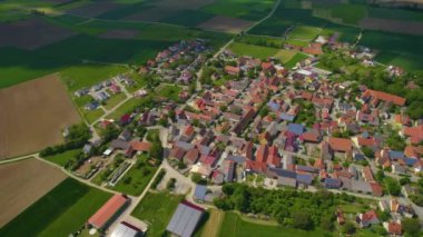 Almanya 'daki eski bir şehir merkezinin havadan görünüşü, güneşli bir bahar gününde Bavyera