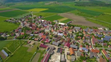 Almanya 'daki eski bir şehir merkezinin havadan görünüşü, güneşli bir bahar gününde Bavyera