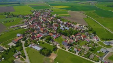 Almanya 'daki eski bir şehir merkezinin havadan görünüşü, güneşli bir bahar gününde Bavyera