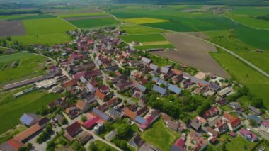 Almanya 'daki eski bir şehir merkezinin havadan görünüşü, güneşli bir bahar gününde Bavyera