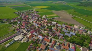 Almanya 'daki eski bir şehir merkezinin havadan görünüşü, güneşli bir bahar gününde Bavyera