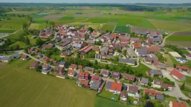 Almanya 'daki eski bir şehir merkezinin havadan görünüşü, güneşli bir bahar gününde Bavyera