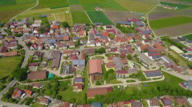 Almanya 'daki eski bir şehir merkezinin havadan görünüşü, güneşli bir bahar gününde Bavyera