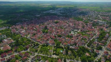 Almanya 'daki eski bir şehir merkezinin havadan görünüşü, güneşli bir bahar gününde Bavyera