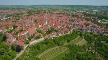 Almanya 'daki eski bir şehir merkezinin havadan görünüşü, güneşli bir bahar gününde Bavyera