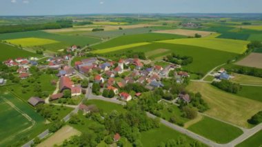 Almanya 'daki eski bir şehir merkezinin havadan görünüşü, güneşli bir bahar gününde Bavyera