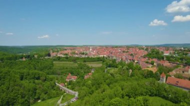Almanya 'daki eski bir şehir merkezinin havadan görünüşü, güneşli bir bahar gününde Bavyera