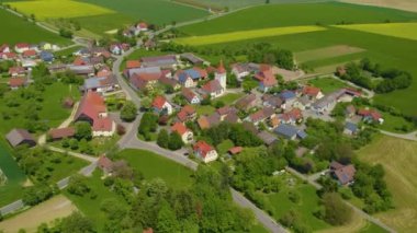 Almanya 'daki eski bir şehir merkezinin havadan görünüşü, güneşli bir bahar gününde Bavyera