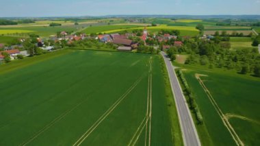 Almanya 'daki eski bir şehir merkezinin havadan görünüşü, güneşli bir bahar gününde Bavyera