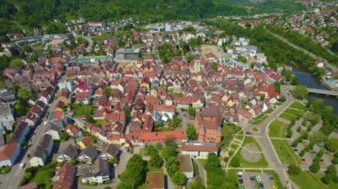 Almanya 'daki eski bir şehir merkezinin havadan görünüşü, güneşli bir bahar gününde Bavyera