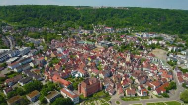Almanya 'daki eski bir şehir merkezinin havadan görünüşü, güneşli bir bahar gününde Bavyera