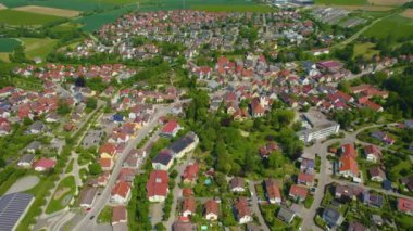 Almanya 'daki eski bir şehir merkezinin havadan görünüşü, güneşli bir bahar gününde Bavyera