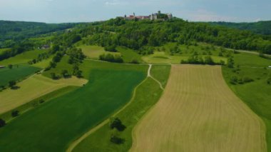 Almanya 'daki eski bir şehir merkezinin havadan görünüşü, güneşli bir bahar gününde Bavyera