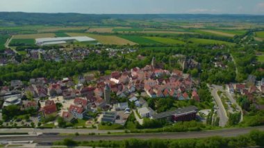 Almanya 'daki eski bir şehir merkezinin havadan görünüşü, güneşli bir bahar gününde Bavyera