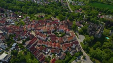 Almanya 'daki eski bir şehir merkezinin havadan görünüşü, güneşli bir bahar gününde Bavyera