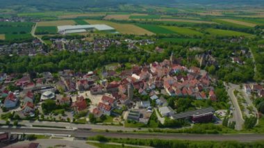 Almanya 'daki eski bir şehir merkezinin havadan görünüşü, güneşli bir bahar gününde Bavyera