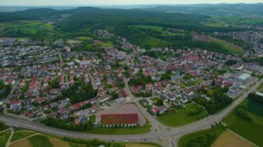 Almanya 'daki eski bir şehir merkezinin havadan görünüşü, güneşli bir bahar gününde Bavyera