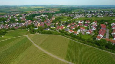 Almanya 'daki eski bir şehir merkezinin havadan görünüşü, güneşli bir bahar gününde Bavyera