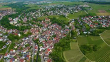 Almanya 'daki eski bir şehir merkezinin havadan görünüşü, güneşli bir bahar gününde Bavyera