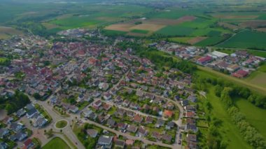 Almanya 'daki eski bir şehir merkezinin havadan görünüşü, güneşli bir bahar gününde Bavyera