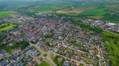 Almanya 'daki eski bir şehir merkezinin havadan görünüşü, güneşli bir bahar gününde Bavyera