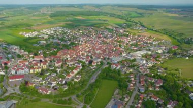 Almanya 'daki eski bir şehir merkezinin havadan görünüşü, güneşli bir bahar gününde Bavyera