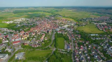 Almanya 'daki eski bir şehir merkezinin havadan görünüşü, güneşli bir bahar gününde Bavyera