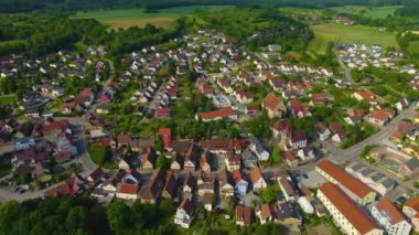 Almanya 'daki eski bir şehir merkezinin havadan görünüşü, güneşli bir bahar gününde Bavyera