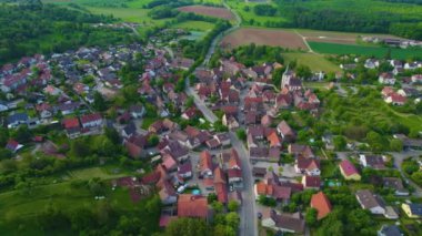 Almanya 'daki eski bir şehir merkezinin havadan görünüşü, güneşli bir bahar gününde Bavyera