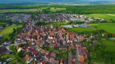 Almanya 'daki eski bir şehir merkezinin havadan görünüşü, güneşli bir bahar gününde Bavyera
