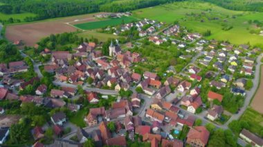 Almanya 'daki eski bir şehir merkezinin havadan görünüşü, güneşli bir bahar gününde Bavyera