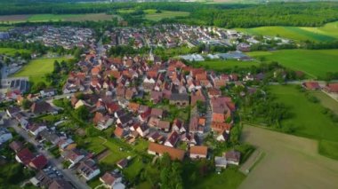 Almanya 'daki eski bir şehir merkezinin havadan görünüşü, güneşli bir bahar gününde Bavyera