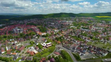  Güneşli bir bahar gününde Almanya 'daki eski bir şehir merkezinin havadan görünüşü
