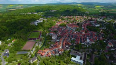  Güneşli bir bahar gününde Almanya 'daki eski bir şehir merkezinin havadan görünüşü