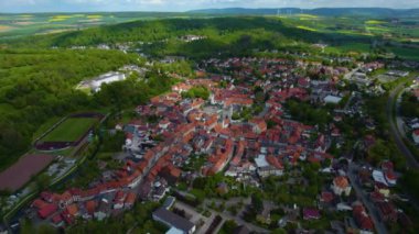  Güneşli bir bahar gününde Almanya 'daki eski bir şehir merkezinin havadan görünüşü