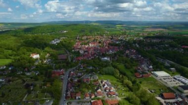 Güneşli bir bahar gününde Almanya 'daki eski bir şehir merkezinin havadan görünüşü
