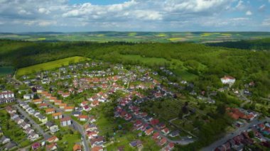  Güneşli bir bahar gününde Almanya 'daki eski bir şehir merkezinin havadan görünüşü