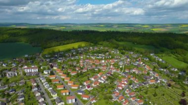  Güneşli bir bahar gününde Almanya 'daki eski bir şehir merkezinin havadan görünüşü
