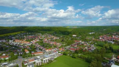  Güneşli bir bahar gününde Almanya 'daki eski bir şehir merkezinin havadan görünüşü