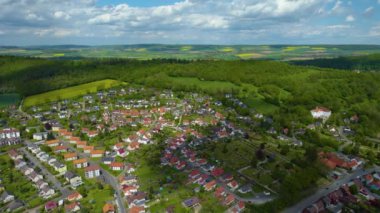  Güneşli bir bahar gününde Almanya 'daki eski bir şehir merkezinin havadan görünüşü
