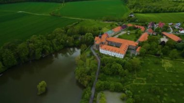  Güneşli bir bahar gününde Almanya 'daki eski bir şehir merkezinin havadan görünüşü