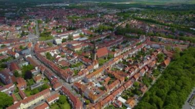  Güneşli bir bahar gününde Almanya 'daki eski bir şehir merkezinin havadan görünüşü