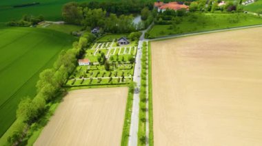  Güneşli bir bahar gününde Almanya 'daki eski bir şehir merkezinin havadan görünüşü