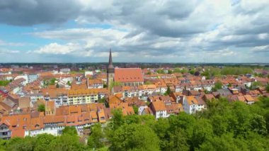  Güneşli bir bahar gününde Almanya 'daki eski bir şehir merkezinin havadan görünüşü